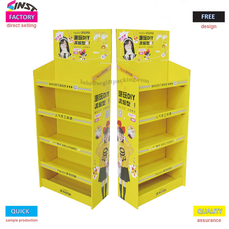 Supermarketi väike kollasest papist vitriin põleb!