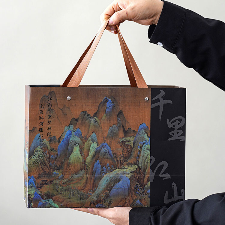 Mägede ja jõgede vaimust läbi imbunud keraamiline kruusikinkekarp – käes hoidmine toob kaasa soojustunde.